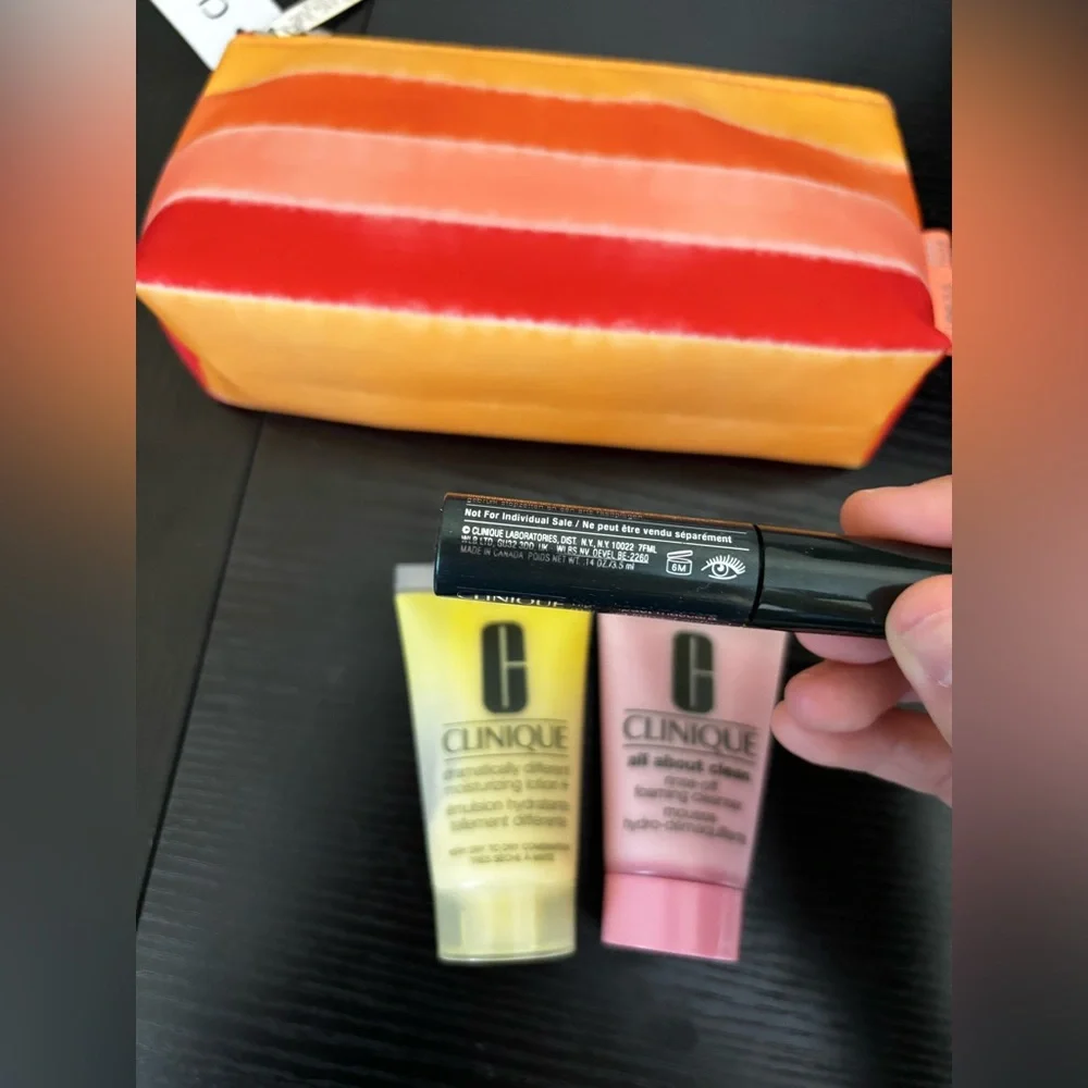 Clinique 4 pieces set (mascara, skincare, beauty bag) NEW